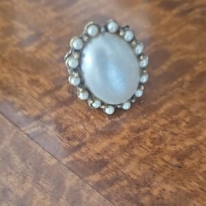 Elegant Gold and Pearl Women's Ring